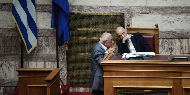 Θλιβεροί υπηρέτες του (εξ)ευτελισμού: Από τον Τασούλα στον Κακλαμάνη…