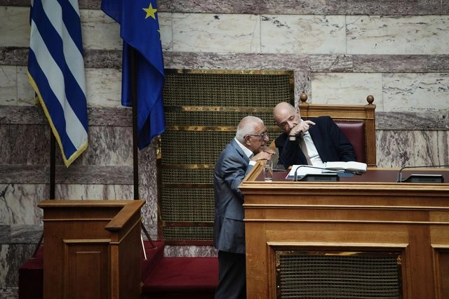 Θλιβεροί υπηρέτες του (εξ)ευτελισμού: Από τον Τασούλα στον Κακλαμάνη…