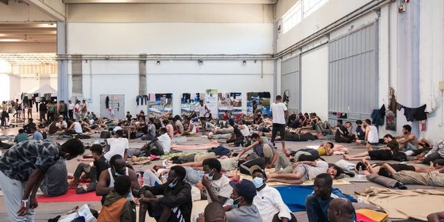 Πρόσφυγες και μετανάστες στο Εκθεσιακό Κέντρο Αγυιάς Χανιών.