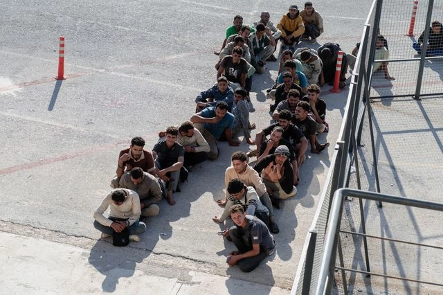 Άνθρωπος στη θάλασσα, φασίστες στη στεριά