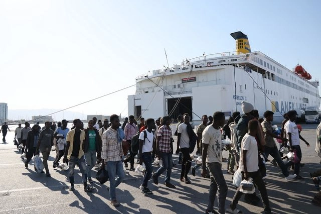 Μεταναστευτικό: Η κυβέρνηση εστιάζει στις επιστροφές και ετοιμάζει δομές στην Κρήτη