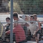 Πρόσφυγες και μετανάστες φτάνουν στο λιμάνι του Λαυρίου από τη νότια Κρήτ