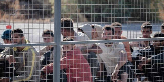 Πρόσφυγες και μετανάστες φτάνουν στο λιμάνι του Λαυρίου από τη νότια Κρήτ