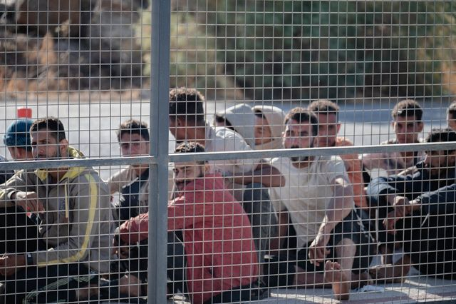 Πρόσφυγες και μετανάστες φτάνουν στο λιμάνι του Λαυρίου από τη νότια Κρήτ