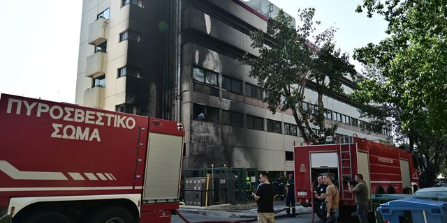 Χολαργός: Υπό έλεγχο η φωτιά στο Metropolitan