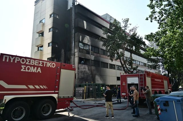 Χολαργός: Υπό έλεγχο η φωτιά στο Metropolitan