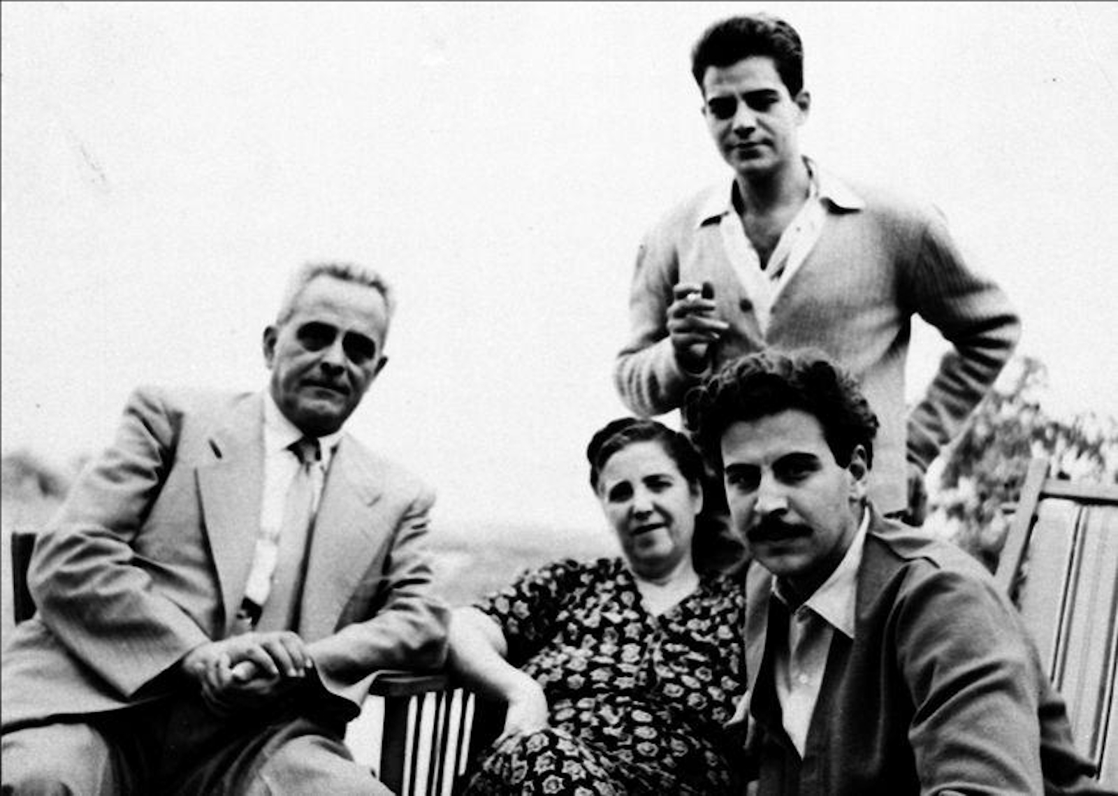 Ο Μίκης, ο Γιάννης με τους γονείς τους