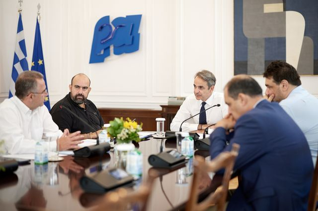 Συνάντηση Μητσοτάκη με τον Δήμαρχο Κυθήρων για την αποκατάσταση του νησιού