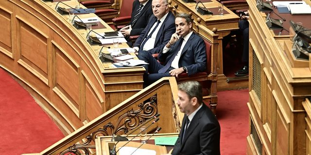 Κόντρα Μητσοτάκη – Ανδρουλάκη με αναφορές σε Ανδρέα, Επίτιμο και Πάγκαλο