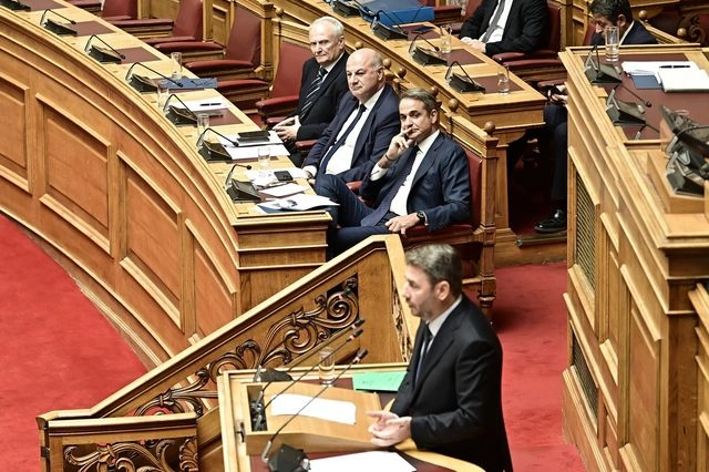 Κόντρα Μητσοτάκη – Ανδρουλάκη με αναφορές σε Ανδρέα, Επίτιμο και Πάγκαλο