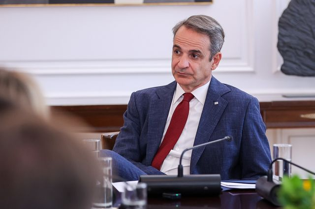 Τον κυνηγάει το παρόν, βουτάει στο παρελθόν…