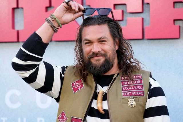Ο Jason Momoa ξύρισε το μούσι του μετά από 6 χρόνια και του ζητάνε “να το βάλει πίσω”
