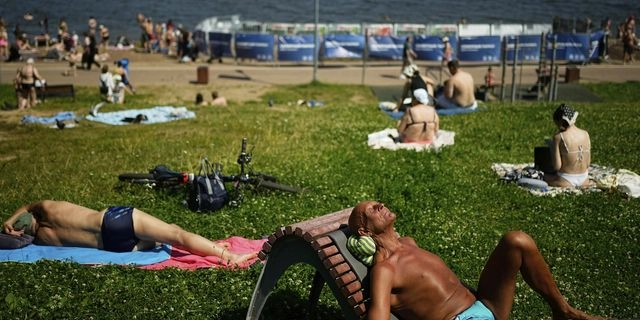 Ρωσία: Καύσωνας στη Μόσχα, με τη θερμοκρασία να καταρρίπτει ρεκόρ 30ετίας