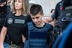 Μεταγωγή της 25χρονης Ειρήνης Μουρτζούκου από τη Γενική Αστυνομική Διεύθυνση Αττικής στο Δικαστικό Μέγαρο Αχαΐας