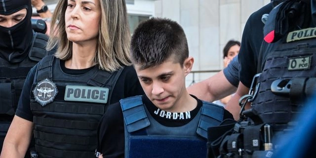 Μεταγωγή της 25χρονης Ειρήνης Μουρτζούκου από τη Γενική Αστυνομική Διεύθυνση Αττικής στο Δικαστικό Μέγαρο Αχαΐας