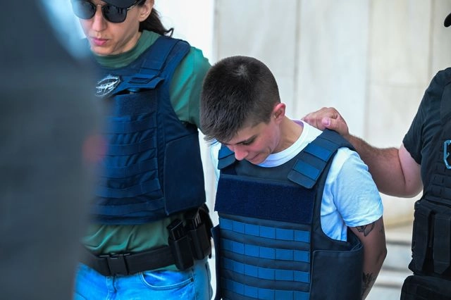 Η Ειρήνη Μουρτζούκου οδηγείται από την ΓΑΔΑ, στον Εισαγγελέα εκτελέσεως ποινών στα δικαστήρια της πρώην Σχολής Ευελπίδων