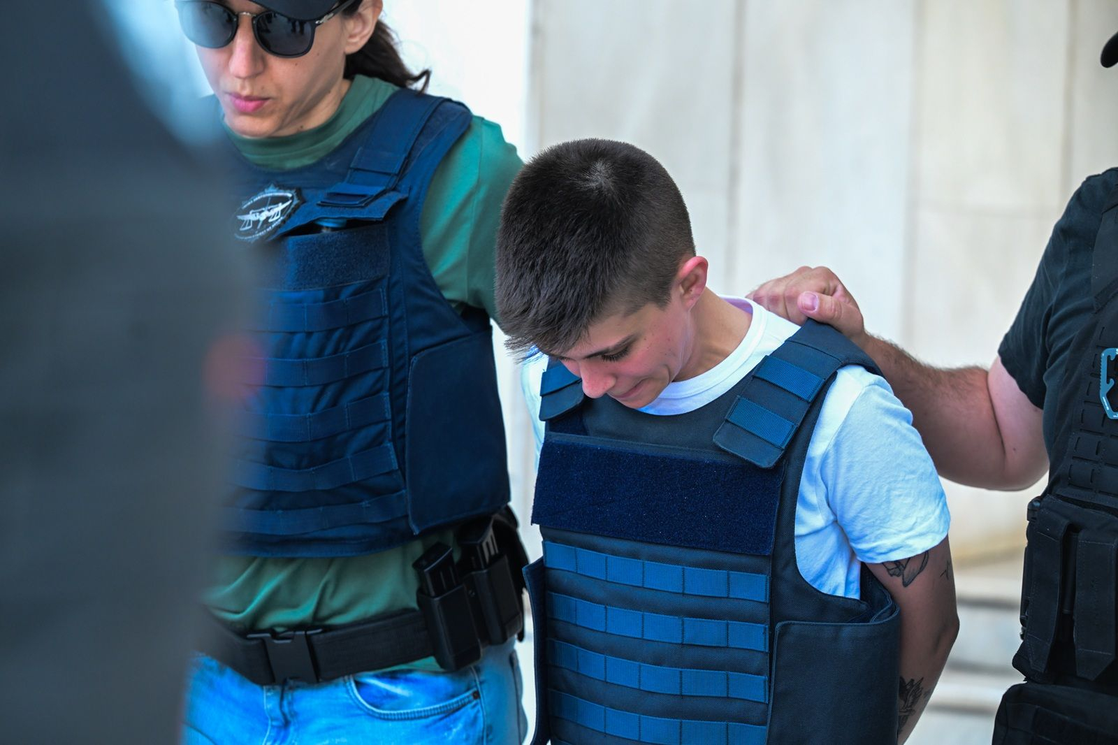 Η Ειρήνη Μουρτζούκου οδηγείται από την ΓΑΔΑ, στον Εισαγγελέα εκτελέσεως ποινών στα δικαστήρια της πρώην Σχολής Ευελπίδων