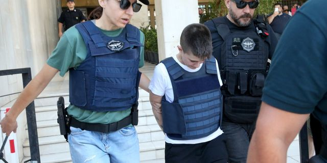 Στον ανακριτή έφτασε η Μουρτζούκου – Έντονες αποδοκιμασίες έξω από το δικαστήριο