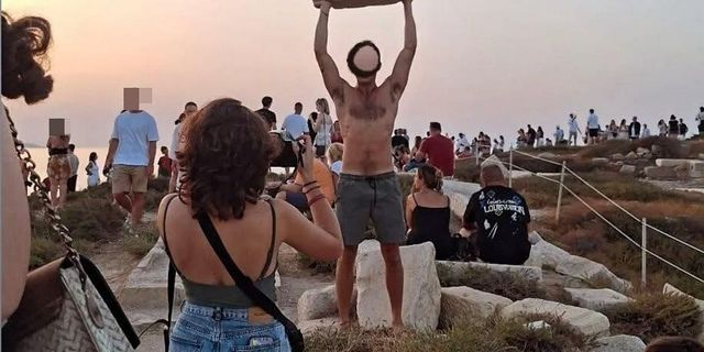 Νάξος: Θύελλα αντιδράσεων για τουρίστα που φωτογραφίζεται στην Πορτάρα με μάρμαρο χιλιάδων ετών