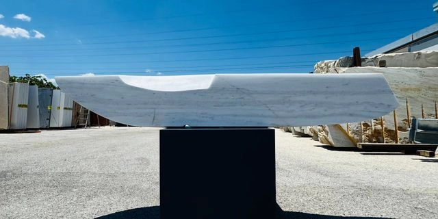 Αναπαυόμενη Νίκη, Πεντελικό Μάρμαρο