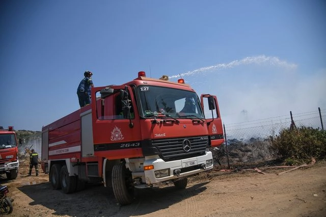 Φωτιά στα Οινόφυτα – Μαίνεται κοντά σε βιομηχανική περιοχή