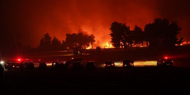 Εφιαλτική νύχτα στον Ωρωπό – Τεράστιο το πύρινο μέτωπο