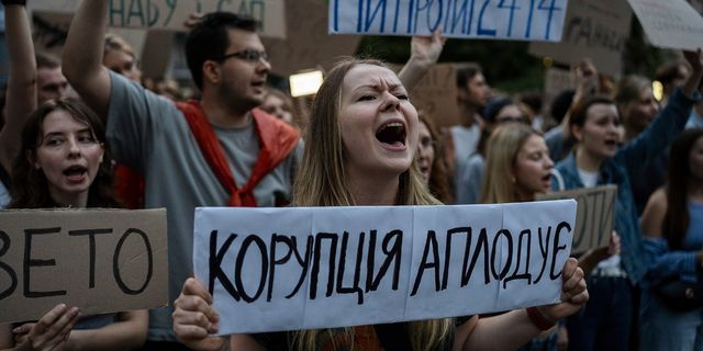 Διαδήλωση στο Κίεβο για το νομοσχέδιο που καταγγέλλεται ότι αποδυναμώνει την ανεξαρτησία των βασικών θεσμών κατά της διαφθοράς.