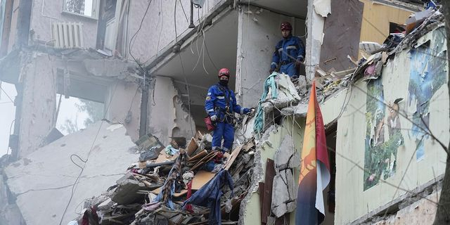 Ομάδες διάσωσης στην πολυκατοικία στο Κίεβο που επλήγη από ρωσικό πύραυλο