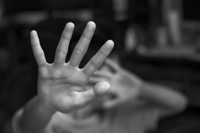 Όλγα Θεμελή: Γιατί η ανάκληση της αρχικής κατάθεσης ανήλικων θυμάτων είναι αναμενόμενη