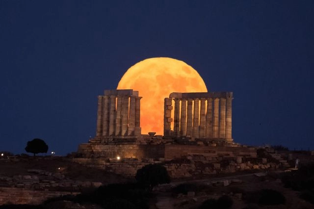 Πανσέληνος Ιουλίου: Εντυπωσιακές εικόνες από το “Φεγγάρι του Ελαφιού”