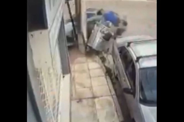 Σοκαριστικό βίντεο από την παράσυρση των ηλικιωμένων και του 9χρονου στο Ίλιον