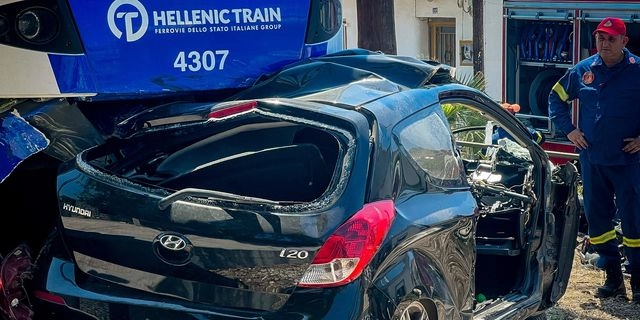 Σύγκρουση τρένου του Προαστιακού με αυτοκίνητο σε φυλασσόμενη διάβαση της Πάτρας
