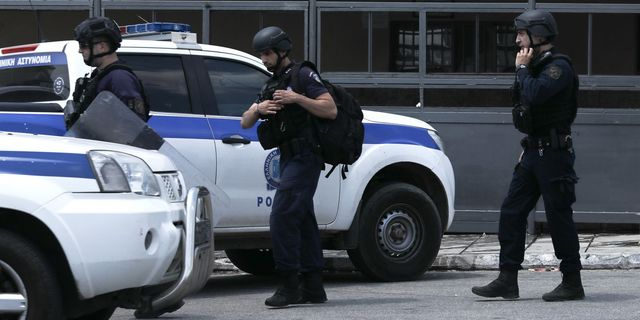 Μεγάλη επιχείρηση της Δίωξης Ναρκωτικών στο λιμάνι του Πειραιά – Τραυματίστηκε αστυνομικός