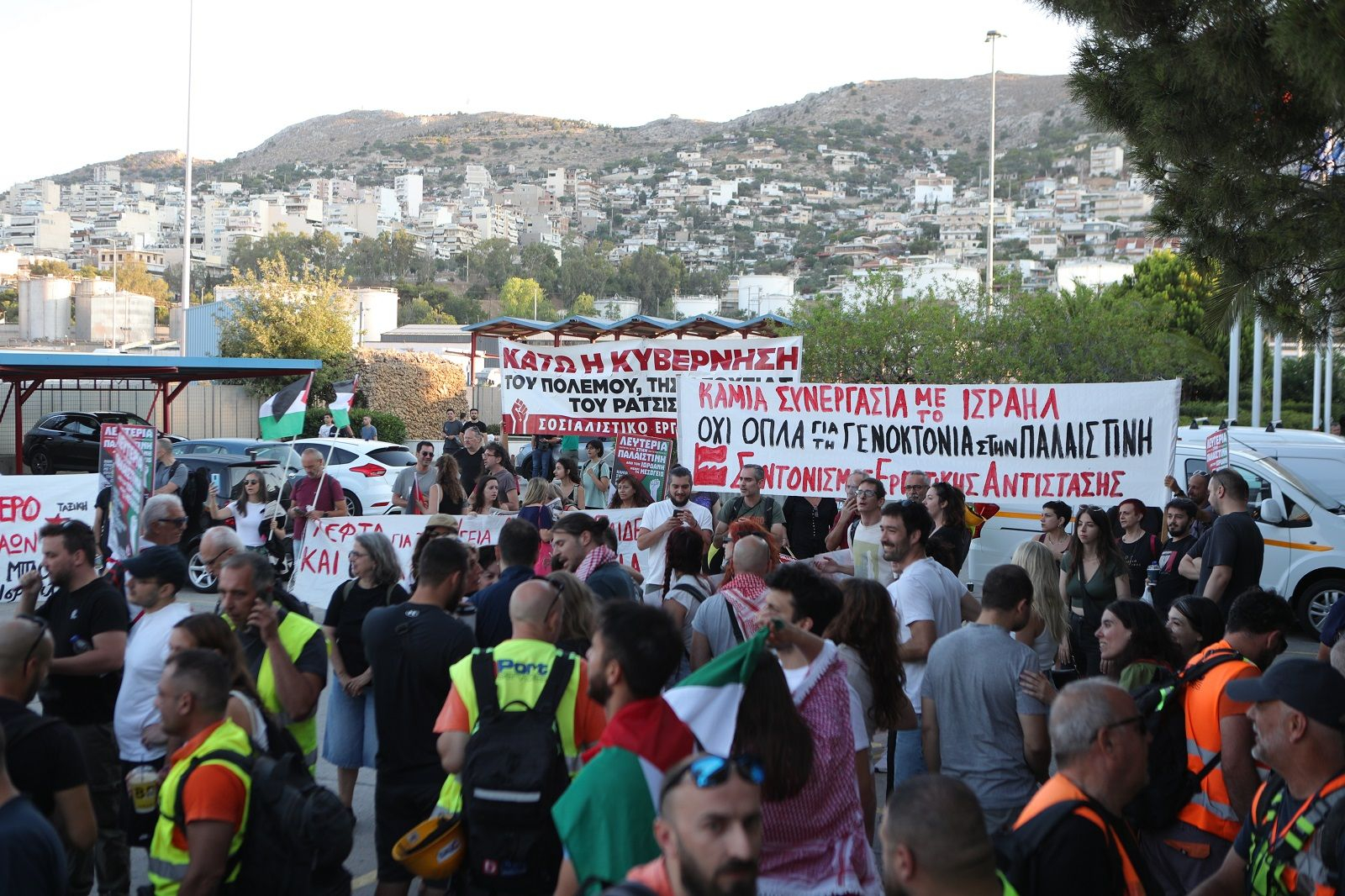 Κινητοποίηση αλληλεγγύης στον παλαιστινιακό λαό στις προβλήτες 2 και 3 στο λιμάνι του Πειραιά