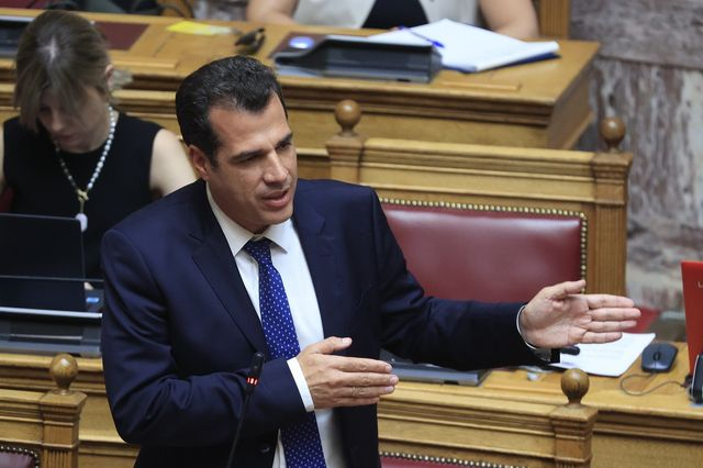 Πλεύρης: “Συνθήκες φυλάκισης στις κλειστές δομές” – Σχέδιο για κέντρα κράτησης εκτός ΕΕ