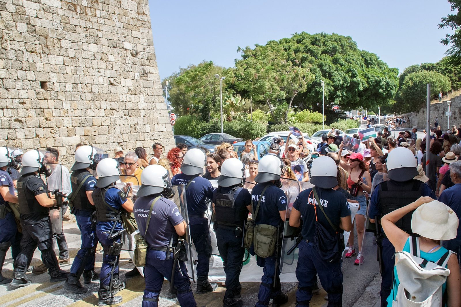 Συγκέντρωση διαμαρτυρίας στο Παλιό Εμπορικό Λιμάνι - Τελωνείο της Ρόδου την ώρα της προγραμματισμένης άφιξης του κρουαζιερόπλοιου "Iris Crown" που μετέφερε Ισραηλινούς τουρίστες, Δευτέρα 28 Ιουλίου 2025.