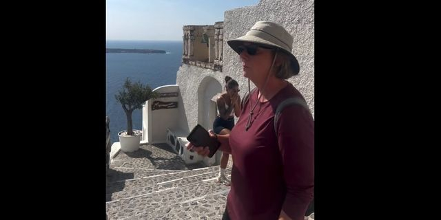Η πρόταση γάμου στη Σαντορίνη που έγινε το απόλυτο viral φιάσκο
