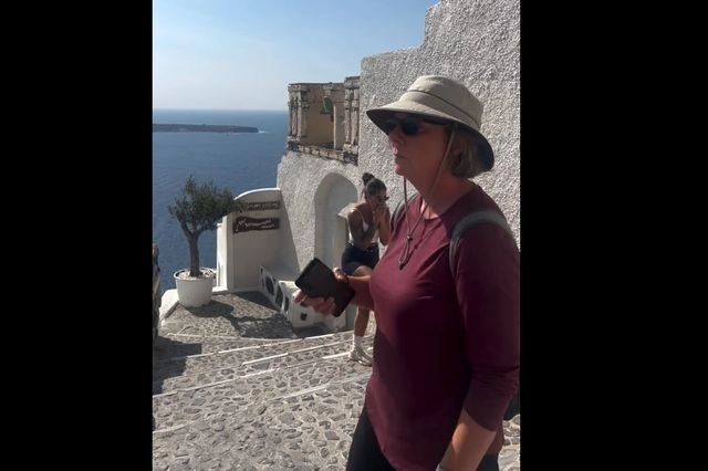 Η πρόταση γάμου στη Σαντορίνη που έγινε το απόλυτο viral φιάσκο