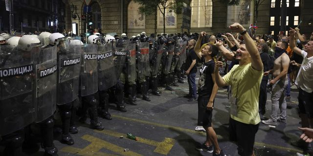Σερβία: Οι φοιτητές απαντούν στη βία και τις συλλήψεις – Μπλόκα σε όλη τη χώρα