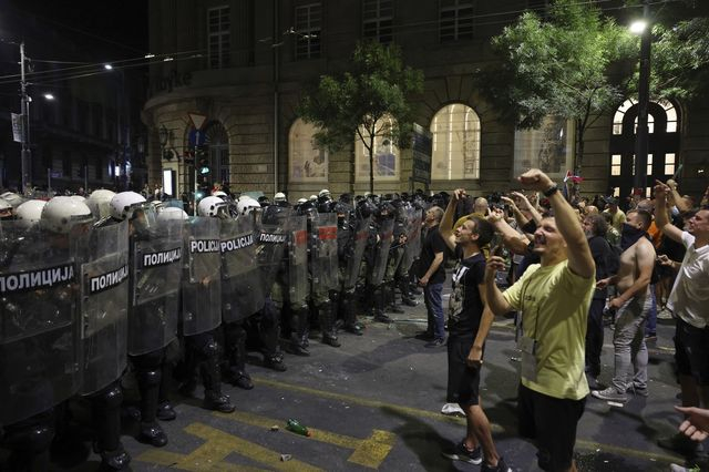 Σερβία: Οι φοιτητές απαντούν στη βία και τις συλλήψεις – Μπλόκα σε όλη τη χώρα