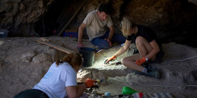 Ένας τάφος 100.000 ετών αλλάζει όσα γνωρίζουμε για τους πρώτους ανθρώπους