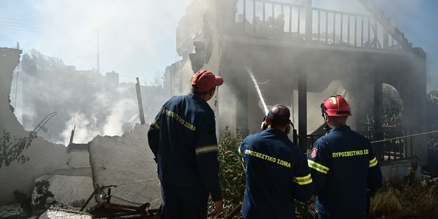 Φωτιά στο Κορωπί: Εικόνες καταστροφής – Πώς θα κινηθούν οι άνεμοι