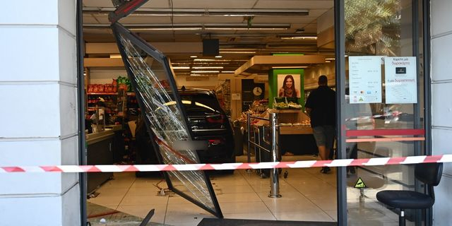 Νίκαια: Αυτοκίνητο έπεσε σε σούπερ μάρκετ – 3 τραυματίες, μεταξύ των οποίων 2 παιδιά