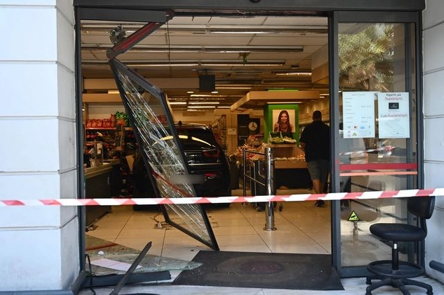 Νίκαια: Αυτοκίνητο έπεσε σε σούπερ μάρκετ – 3 τραυματίες, μεταξύ των οποίων 2 παιδιά