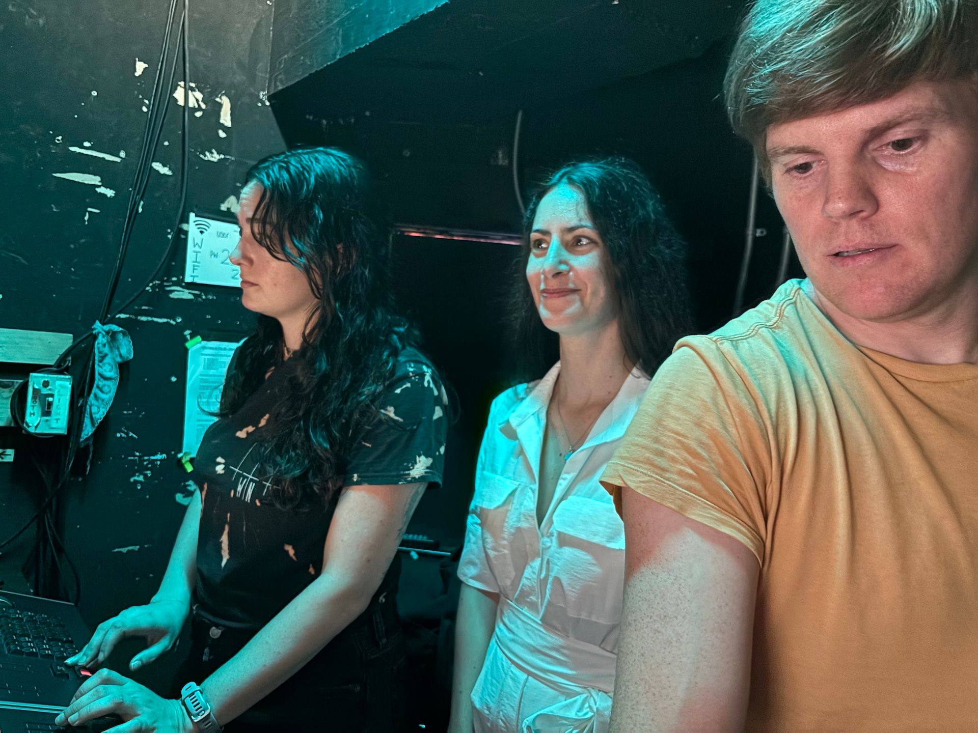 Η σχεδιάστρια φωτισμών του THE TANK Anna Schultz και ο Technical Manager του THE TANK Pete Betcher. Ανάμεσά τους η Ιόλη Ανδρεάδη