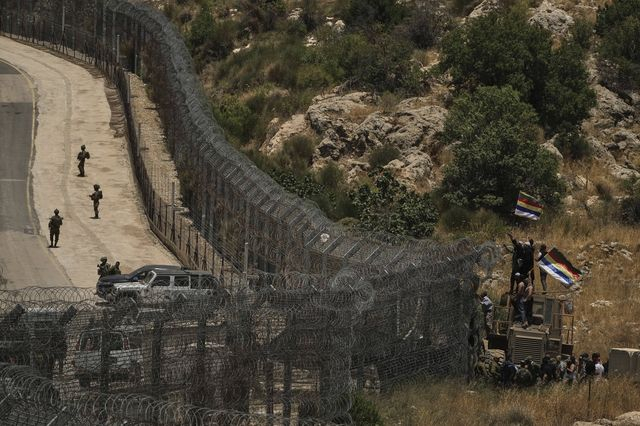 Συρία: Ποιοι είναι οι Δρούζοι και γιατί το Ισραήλ βομβαρδίζει τη Δαμασκό