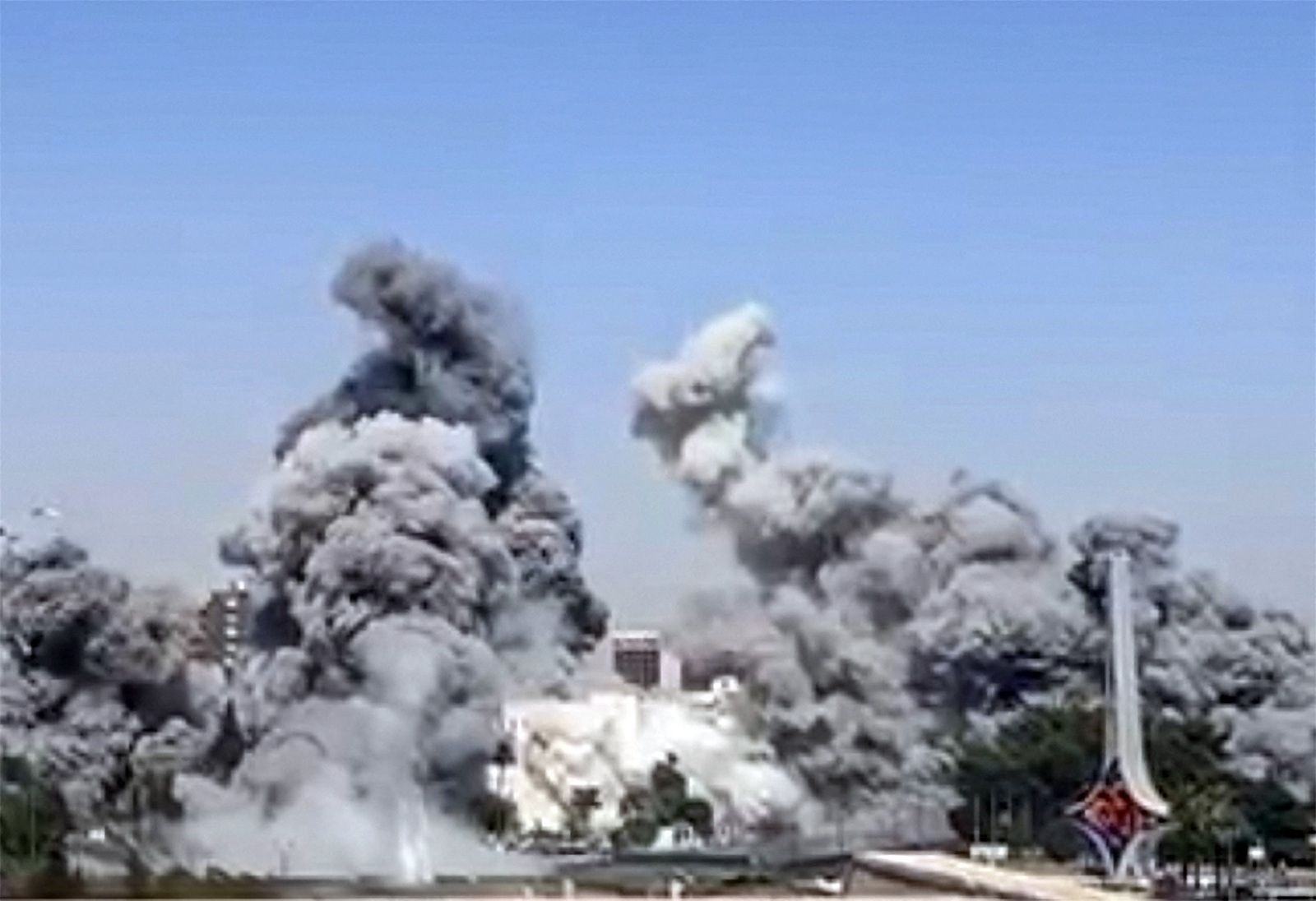 Καπνός υψώνεται από το Συριακό Γενικό Επιτελείο Στρατού μετά από ισραηλινές πολεμικές αεροπορικές επιθέσεις στη Δαμασκό