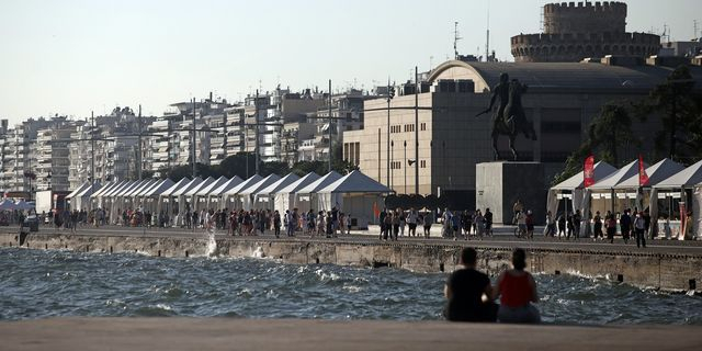 Θεσσαλονίκη: 81χρονος εκτόξευσε ρουκέτες από την παραλία σε πολυκατοικία