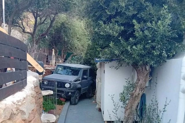 Τήνος: Αέρας παρέσυρε όχημα και το “προσγείωσε” σε σπίτι