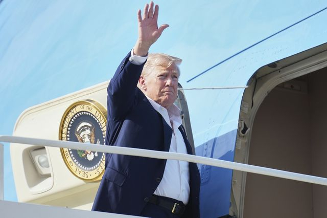 Ο Ντόναλντ Τραμπ επιβιβάζεται στο Air Force One